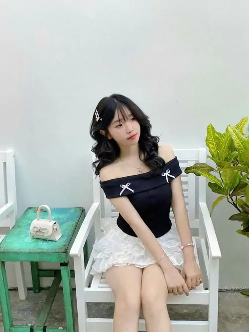 Ống kính bắt khoảnh khắc ảnh thiếu nữ mặc váy chữ A khi cô gái xoay người nhẹ, gấu váy xòe vừa đủ tinh tế