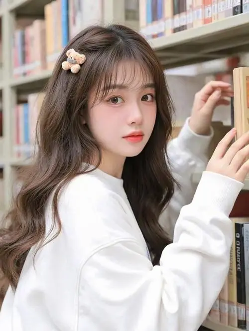 Trong thư viện sáng màu, ảnh người mẫu nữ tóc nâu cầm sách bên kệ, áo trắng và đôi mắt long lanh rất tự nhiên