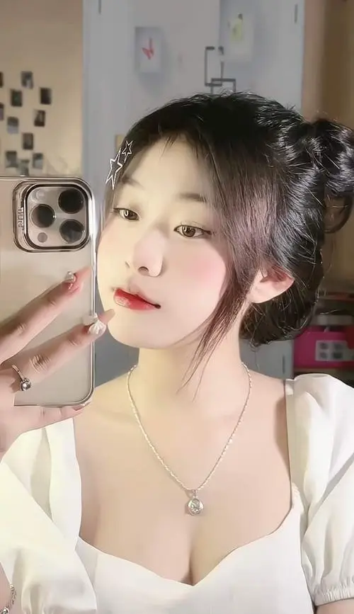 Ánh sáng cửa sổ chiếu lên cô gái mặc áo trắng, tóc búi cao, vòng cổ mảnh và ánh nhìn nghiêng tạo nét dịu dàng