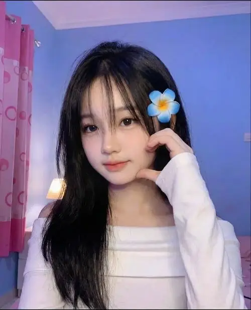 Bên khung cửa gỗ, ảnh bạn gái dễ thương mặc váy caro nâu xoay người mỉm cười, tóc ngắn và tông ảnh ấm áp