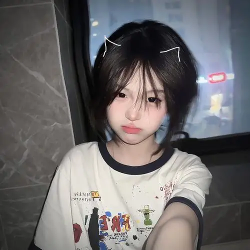 Mưa bụi trên phố khiến cô gái cầm ô trong suốt thêm nổi bật, áo khoác be, tóc dài và ánh nhìn hơi nghiêng