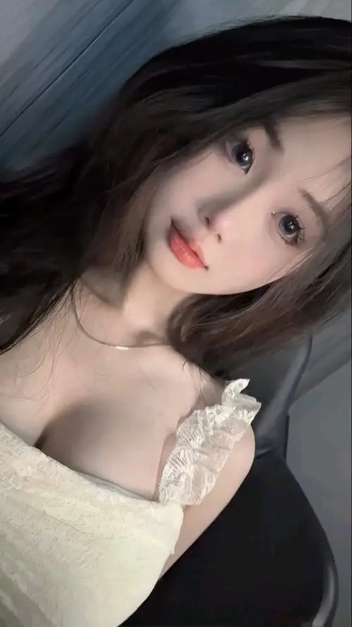 Giữa vườn hoa tím, ảnh nàng thơ đội mũ rộng vành mặc váy trắng, tay chạm cánh hoa và biểu cảm mơ màng