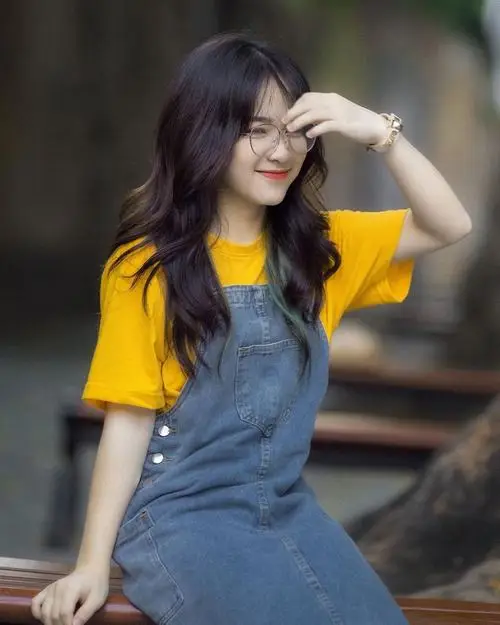 Trên cầu thang đá, ảnh cô gái đẹp mặc váy hoa nhí ngồi nghiêng, tóc dài xõa vai và ánh nắng đổ nhẹ