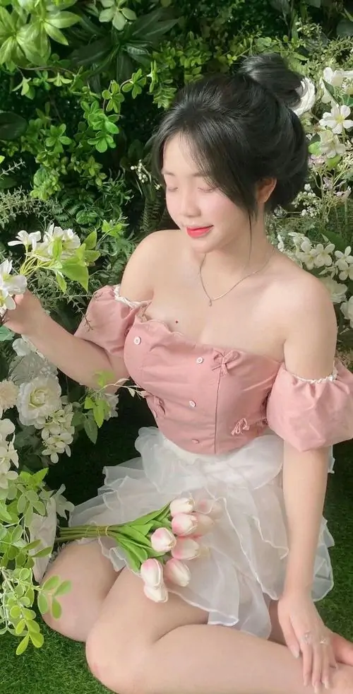 Gái xinh mặc váy ngắn phối kính râm và túi đeo vai, dáng đi giữa phố tạo cảm giác hiện đại nhưng vẫn thanh lịch